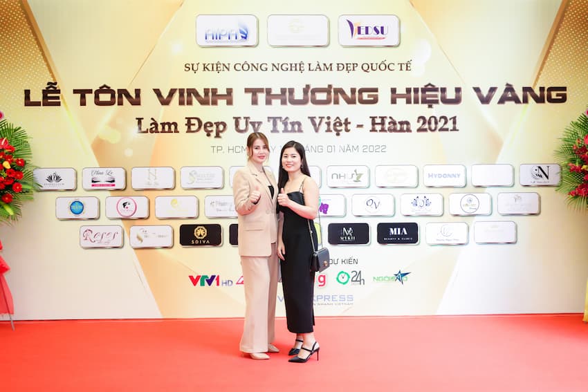 Khách mời lưu lại những khoảnh khắc vinh dự tại buổi lễ tôn vinh thương hiệu