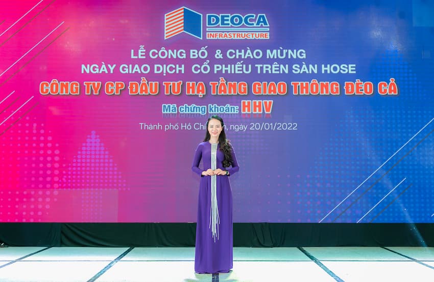 MC duyên dáng trước khi bắt đầu tiệc trưa ấm cúng