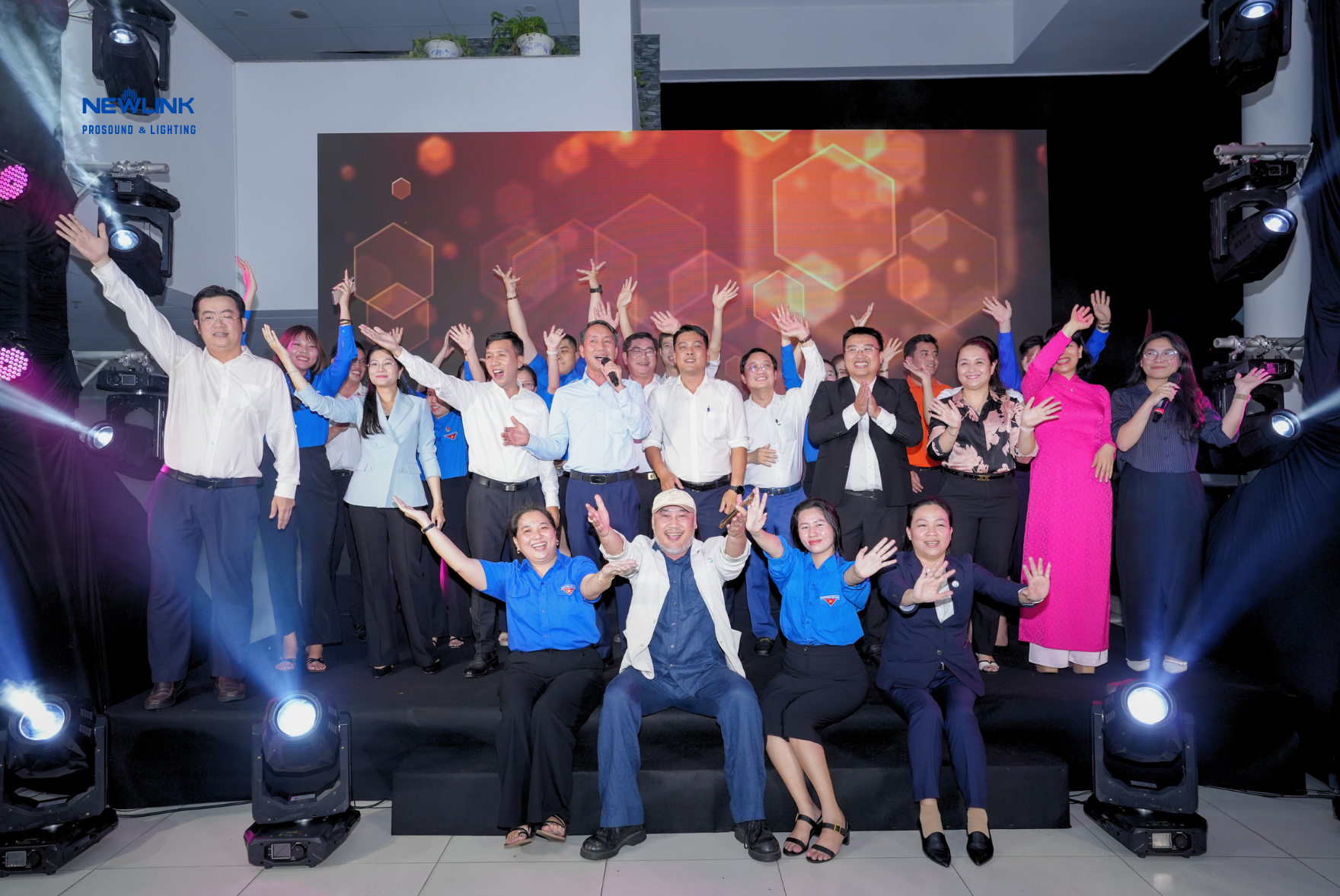 Tổ chức lễ kỷ niệm doanh nghiệp cùng Newlink và đạo diễn Nguyễn Quang Dũng tại phường Xuân Hòa – TP.HCM