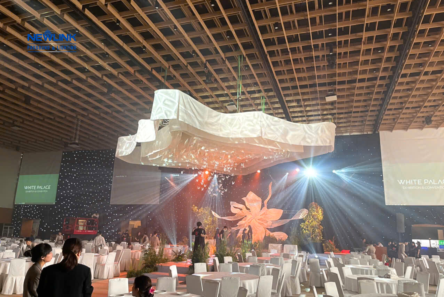 SÂN KHẤU LỄ CƯỚI SANG TRỌNG TẠI WHITE PALACE - GIẢI PHÁP ÁNH SÁNG CHUYÊN NGHIỆP NEWLINK