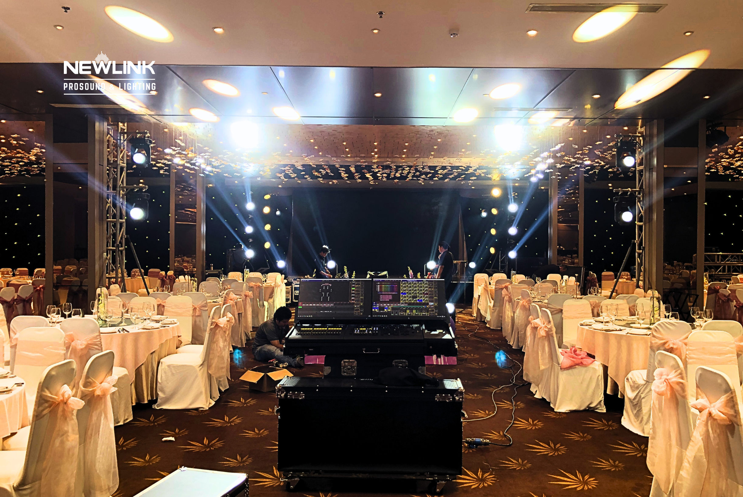 TỔ CHỨC TIỆC CƯỚI QUY MÔ 200-300 KHÁCH CÙNG DÀN ÁNH SÁNG QUỐC TẾ