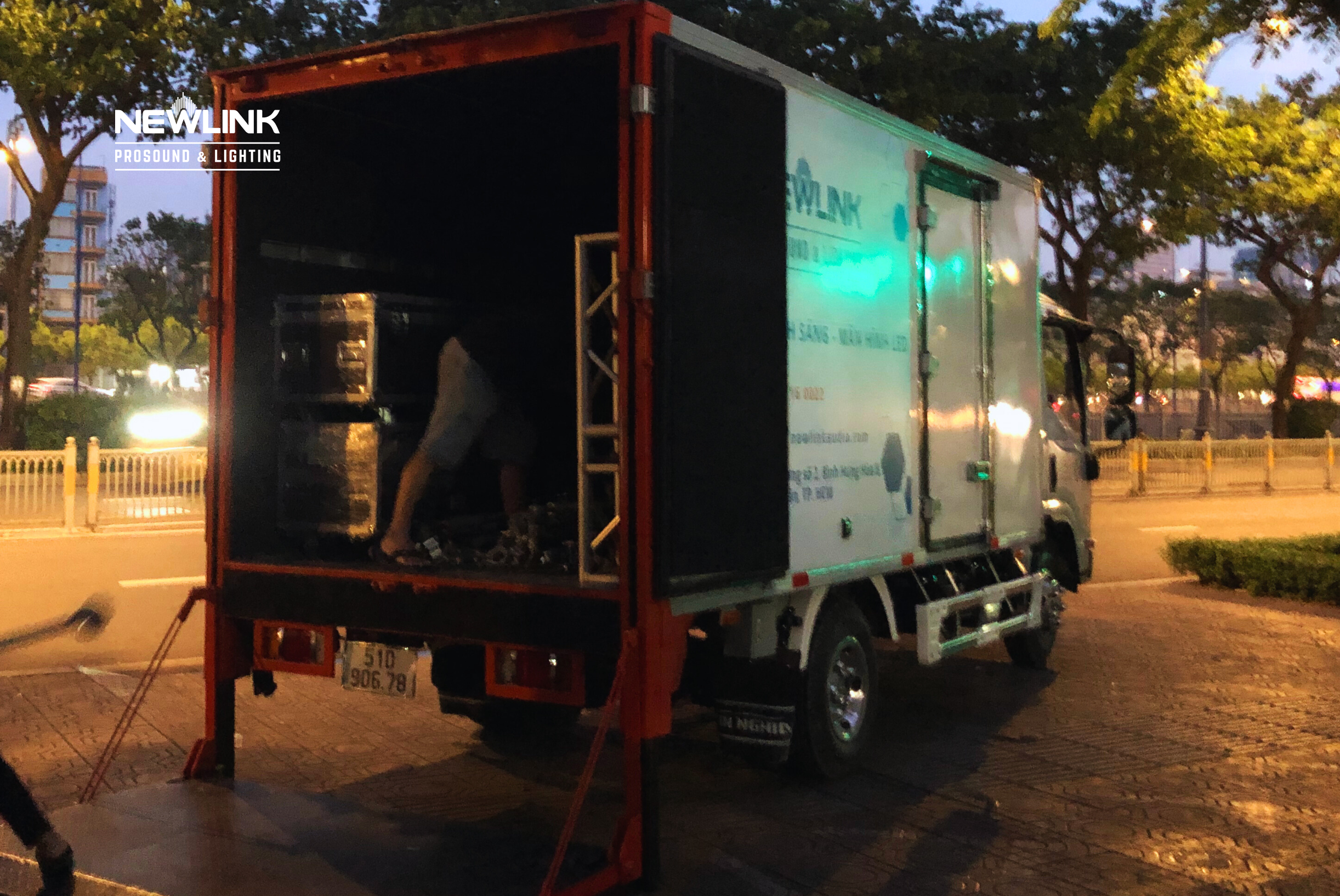 TỔ CHỨC TIỆC CƯỚI QUY MÔ 200-300 KHÁCH CÙNG DÀN ÁNH SÁNG QUỐC TẾ