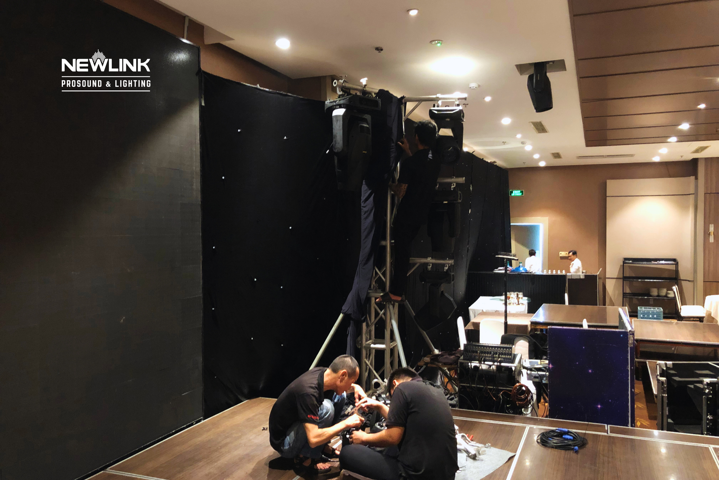 TỔ CHỨC TIỆC CƯỚI QUY MÔ 200-300 KHÁCH CÙNG DÀN ÁNH SÁNG QUỐC TẾ