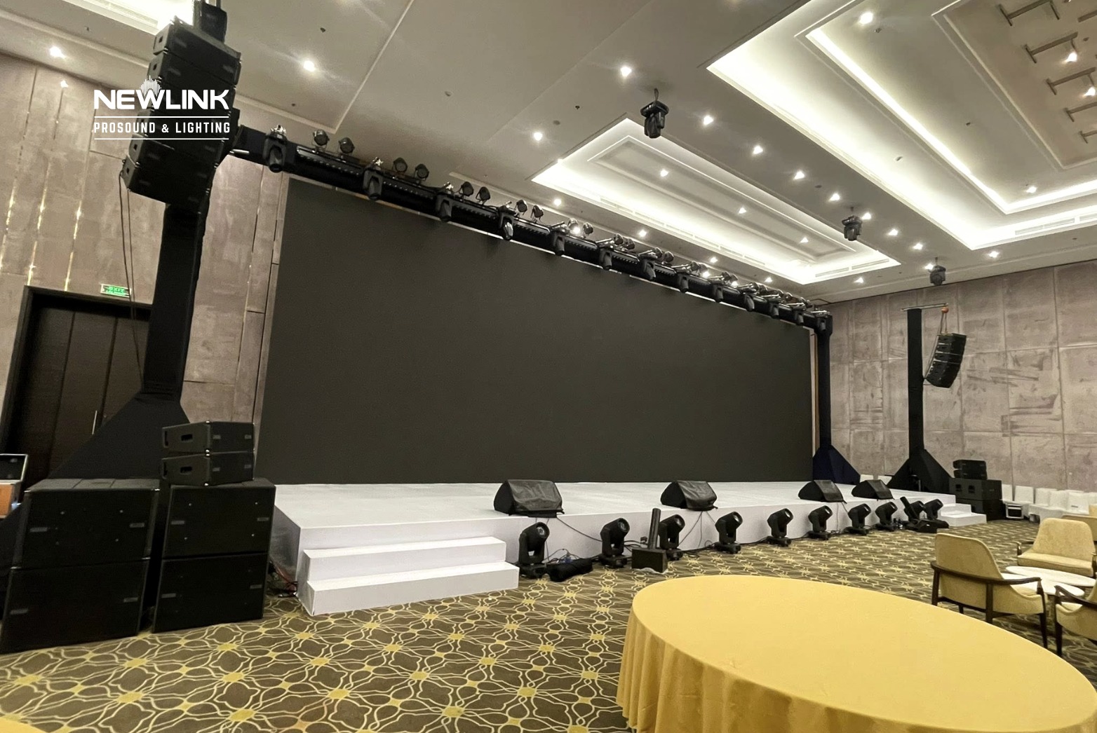 SETUP SÂN KHẤU TIỆC CƯỚI CHUẨN BALLROOM CẦN CHUẨN BỊ GÌ?